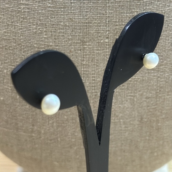 Elegant Pearl Stud Earrings authentic - Picture 3 of 5